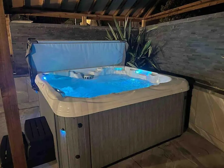 Sundial Cottage, Stunning 3 Bed Cottage With Hottub Skelton  0*, Skelton (North Yorkshire)
